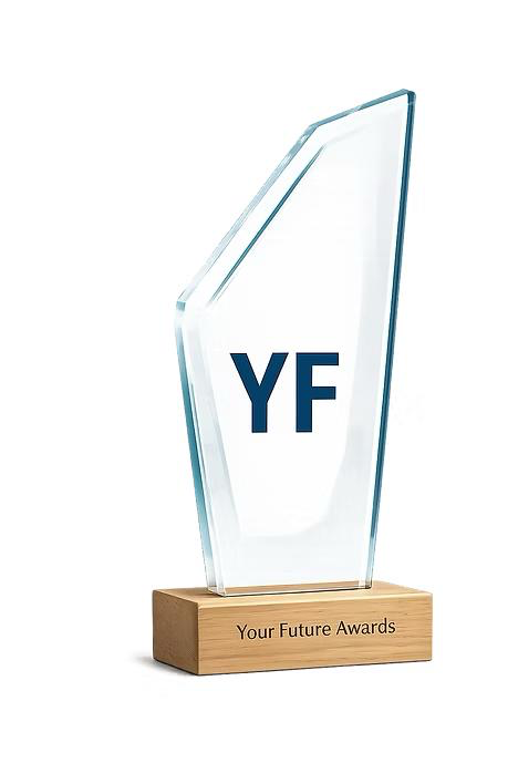 Le trophée des Your Future Awards, en verre sur un socle de bois